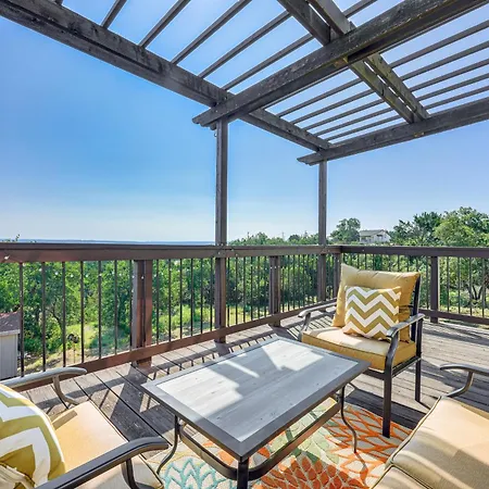 Family-Friendly Fischer Home With Private Hot Tub!
